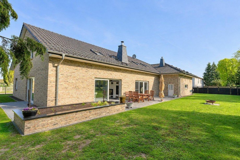 Hausansicht und Terrasse Einfamilienhaus Oebisfelde