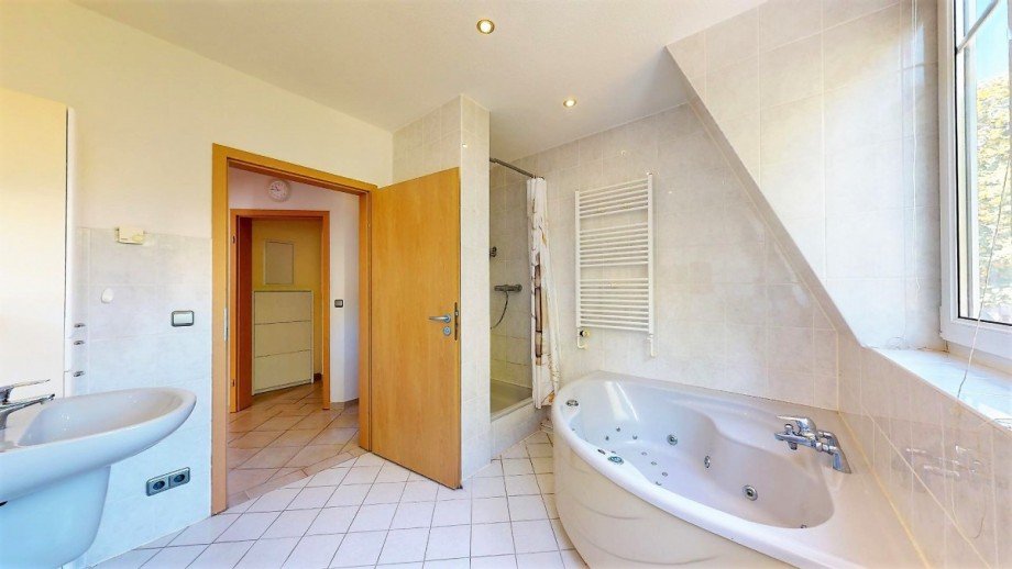 Dachgeschoss Bad mit Whirlpool und Dusche Einfamilienhaus Berlin