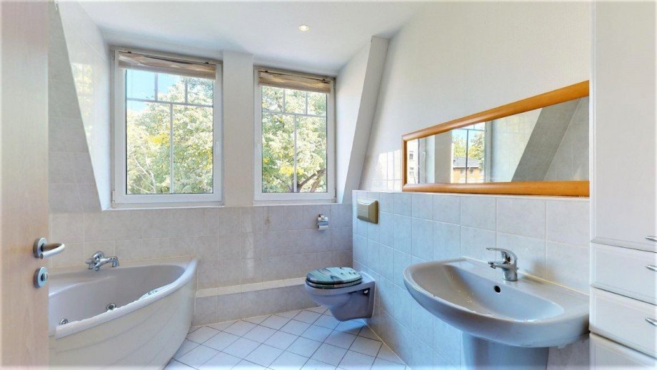 Dachgeschoss Bad mit Whirlpool und Dusche Einfamilienhaus Berlin