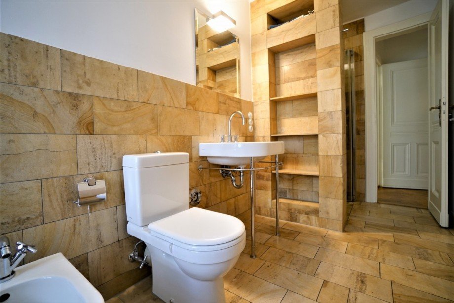 Duschbad mit Fenster Etagenwohnung Berlin