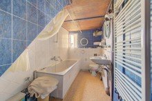 OG Bad 3 Gro�z�giges Mehrfamilienhaus mit Geschichte, 3 Wohnungen und gro�em Garten