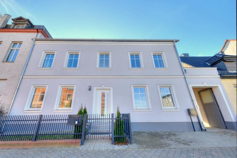 Hausansicht Potsdam Zweifamilienhaus 232 m� kernsaniertes Zweifamilienhaus mit Remise, Innenhof und moderner Energietechnik