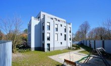 Hausansicht und Spielplatz KfW-40-Plus-Mehrfamilienhaus - Ertragreiches MFH mit Photovoltaik & Erdw�rmepumpe