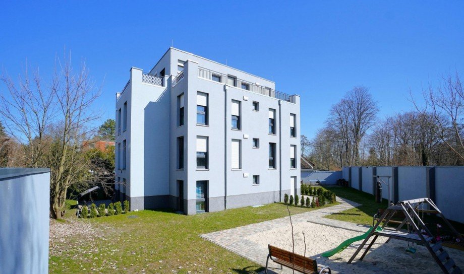 Hausansicht und Spielplatz Mehrfamilienhaus Berlin