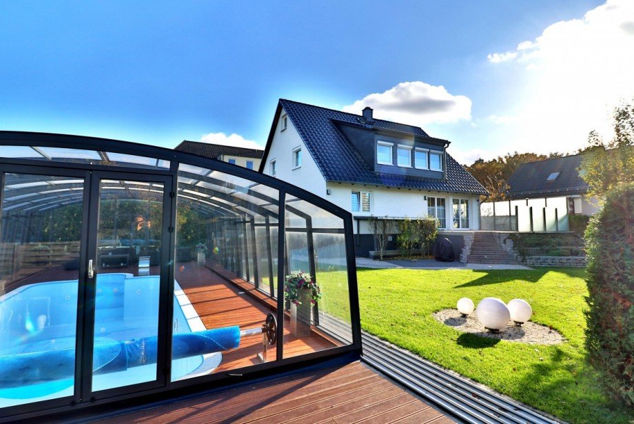 Blick v. Pool zum Haus Einfamilienhaus Potsdam