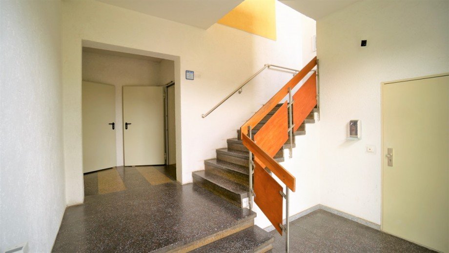EG Treppenhaus B�rogeb�ude Boarding Halle / Lager / Produktion Potsdam