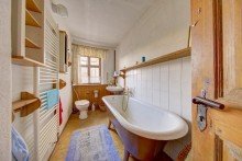 EG Bad 1 Gro�z�giges Mehrfamilienhaus mit Geschichte, 3 Wohnungen und gro�em Garten