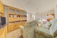 OG Zimmer 10 Gro�z�giges Mehrfamilienhaus mit Geschichte, 3 Wohnungen und gro�em Garten