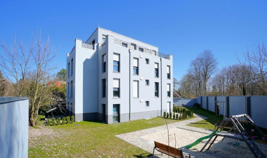 Hausansicht und Spielplatz Einfamilienhaus Berlin