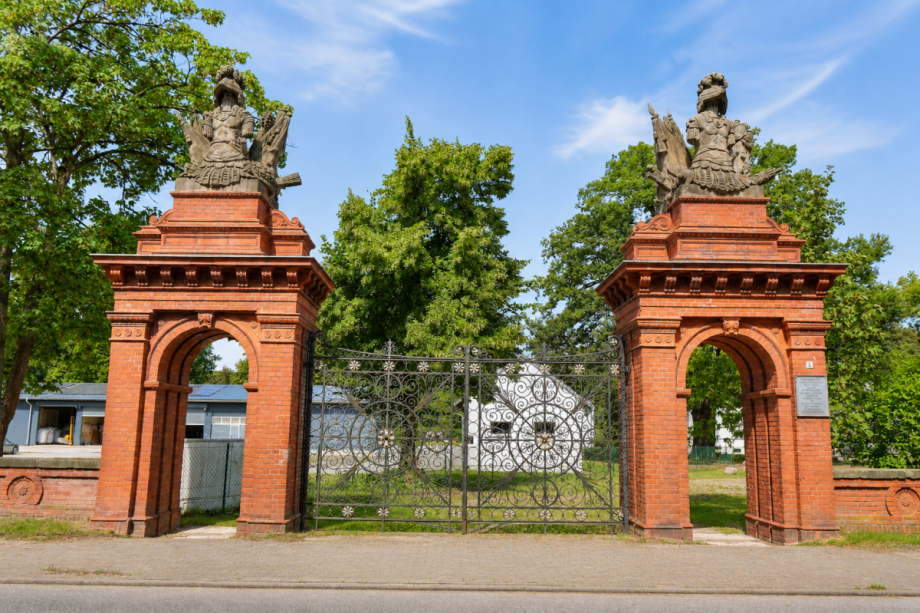 Im Ort - gegen�ber sonstige Nauen