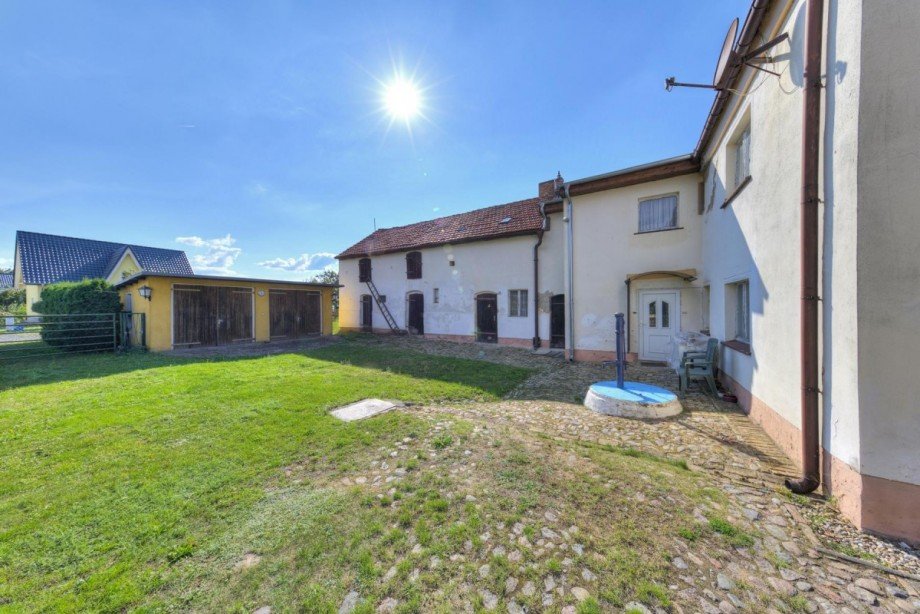 Hof mit Doppelgarage Mehrfamilienhaus Nauen