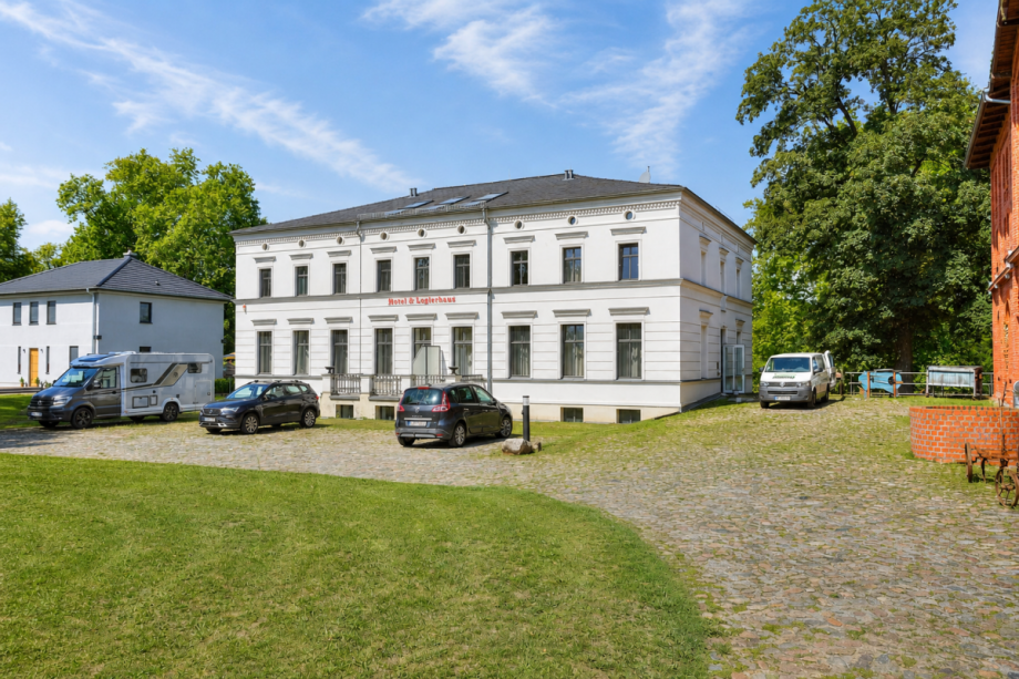 Hotel - gegen�ber im Ort sonstige Nauen