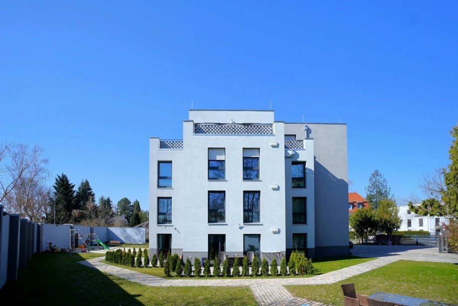 Hausansicht und Mietergarten Mehrfamilienhaus Berlin