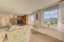 OG Zimmer 10 Gro�z�giges Mehrfamilienhaus mit Geschichte, 3 Wohnungen und gro�em Garten