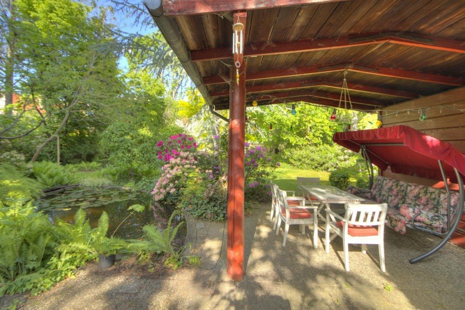 Sitzecke mit Teich Mehrfamilienhaus Berlin