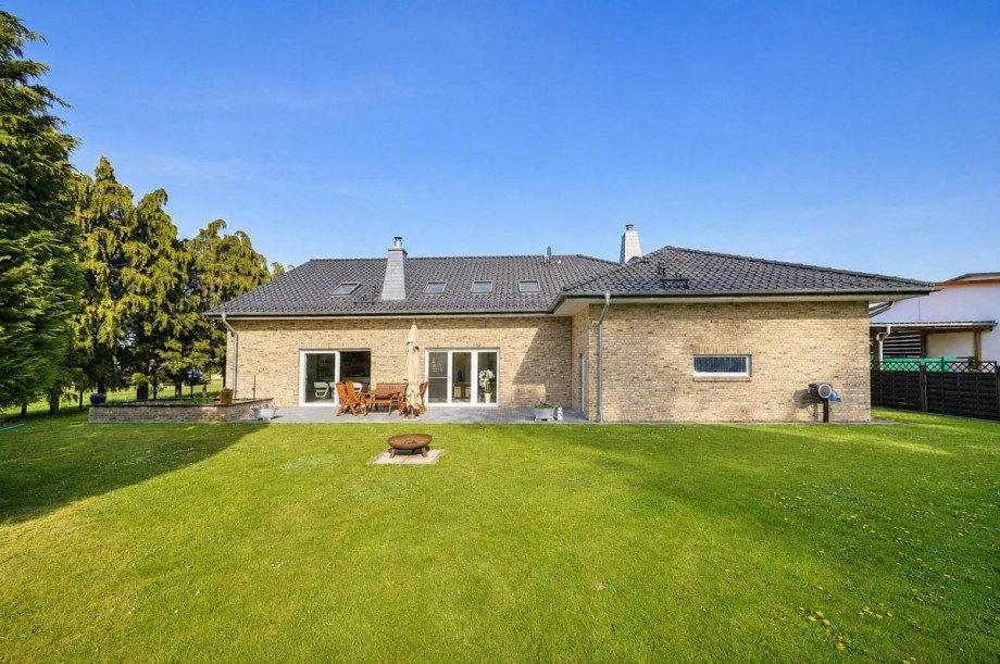 Hausansicht und Terrasse Einfamilienhaus Oebisfelde