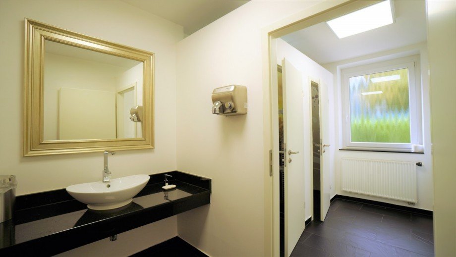 WC Damen (B�ros) Halle / Lager / Produktion Potsdam