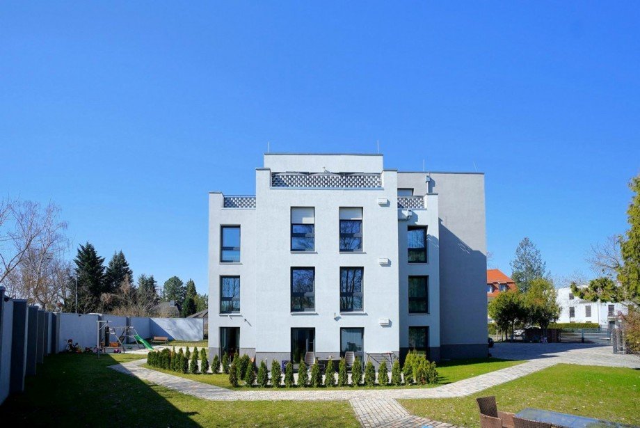 Hausansicht und Mietergarten Einfamilienhaus Berlin