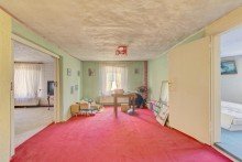 OG Zimmer 8 Gro�z�giges Mehrfamilienhaus mit Geschichte, 3 Wohnungen und gro�em Garten
