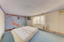 OG Zimmer 9 Gro�z�giges Mehrfamilienhaus mit Geschichte, 3 Wohnungen und gro�em Garten
